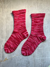 Load image into Gallery viewer, Chaussettes enfant "Fraises”
