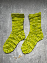 Load image into Gallery viewer, Chaussettes enfant "Pomme verte”
