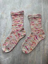 Load image into Gallery viewer, Chaussettes "Cassate”
